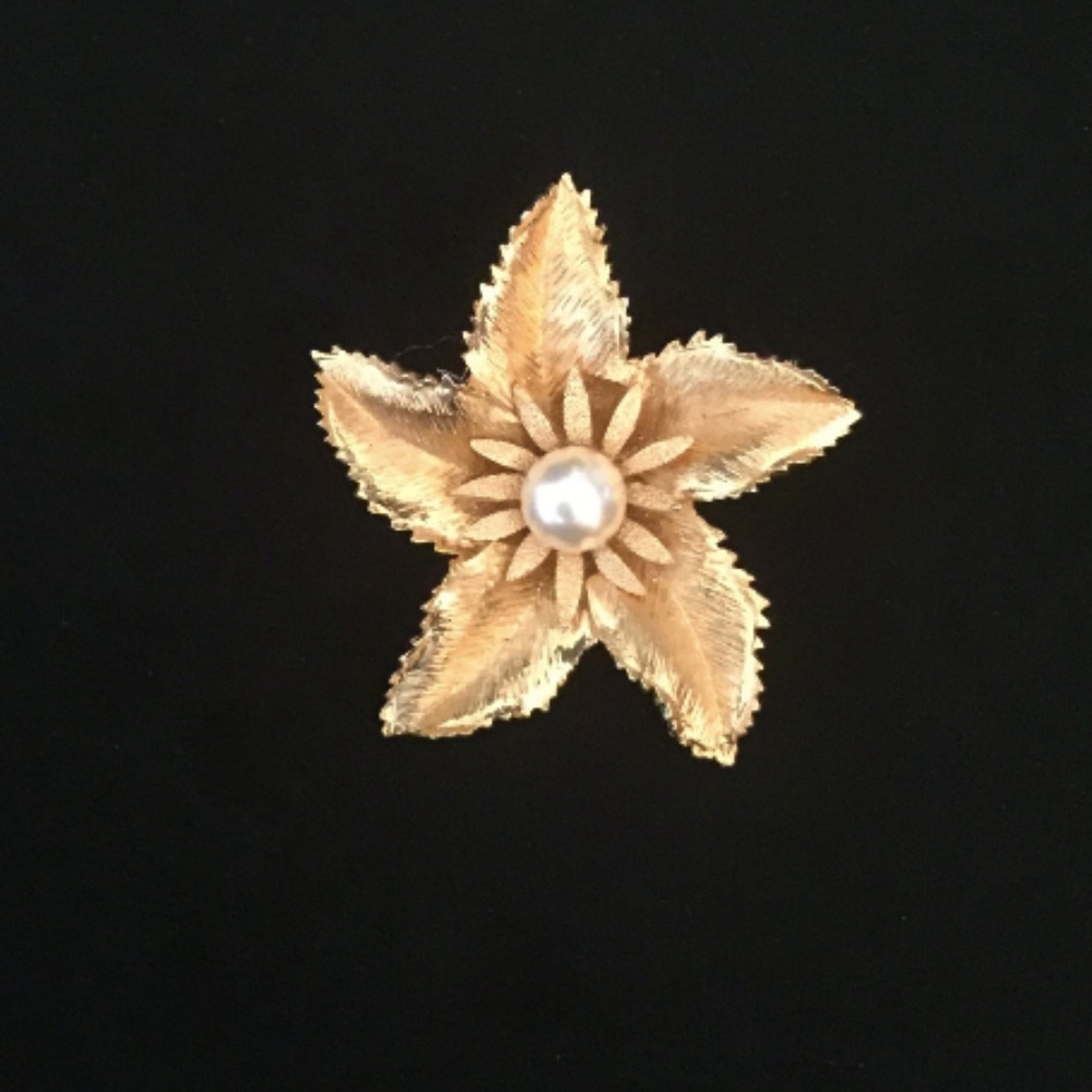 60's Pearl Center Flower Brooch   VSO938